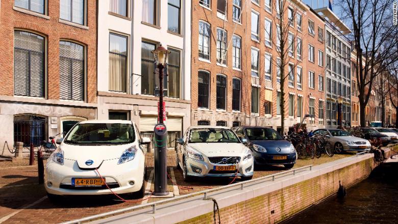 Xe chạy điện đang xạc điện tại một điểm xạc ở Amsterdam, Hà Lan.