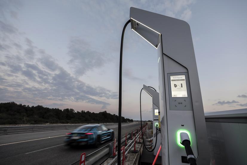 Khả năng chạy bền của nguy&#234;n mẫu xe điện Porsche Taycan - Ảnh 2