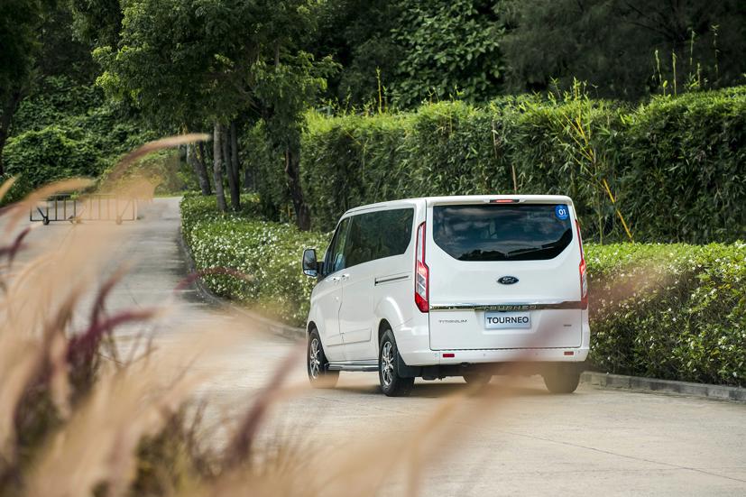 Gi&#225; 1 tỷ đồng, Ford Tourneo “mở đường” mới ở Việt Nam - Ảnh 4