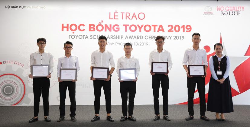 Bà Đỗ Thu Hoàng, Phó tổng giám đốc Toyota Việt Nam, trao học bổng cho các sinh viên xuất sắc.