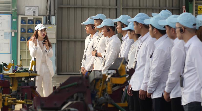 Các sinh viên nhận học bổng trực tiếp trải nghiệm nhà máy sản xuất ô tô Toyota.