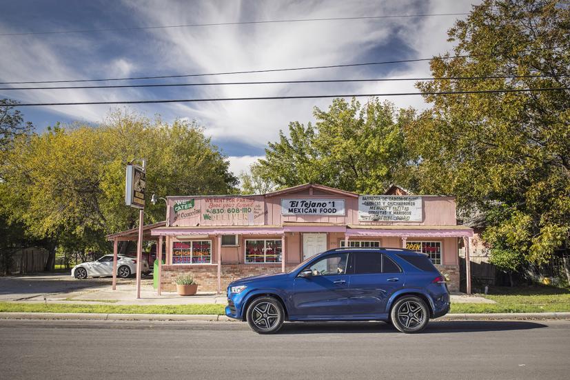 Xe có ngoại hình cơ bắp và bệ vệ.