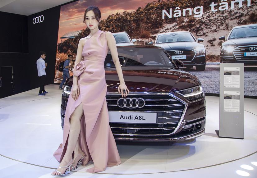 Hoa hậu Đăng Thu Thảo xuất hiện cùng mẫu sedan Audi A8L mới.