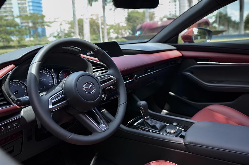 Khoang nội thất sang trọng hơn trước.