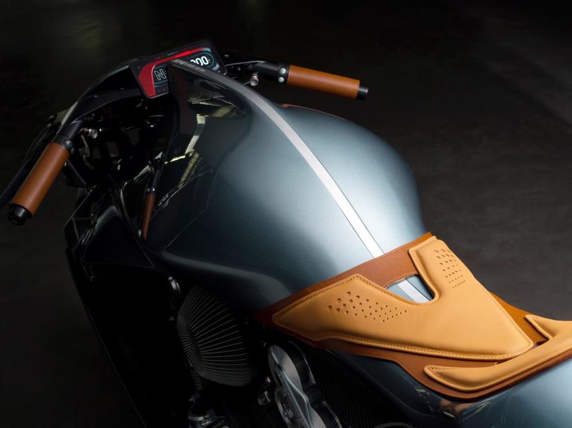 Các bánh xe, phuộc trước và cụm phanh đều có màu đen mờ.