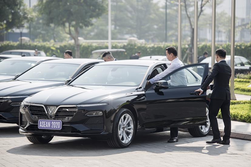 Lô xe VinFast Lux đầu tiên đã được bàn giao cho Tiểu ban Vật chất - Hậu cần thuộc Ủy ban Quốc gia ASEAN 2020.