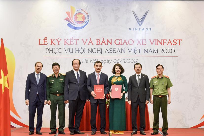 Đại diện Tiểu ban Vật chất - Hậu cần, Ủy ban Quốc gia ASEAN 2020 ký thỏa thuận cùng VinFast.