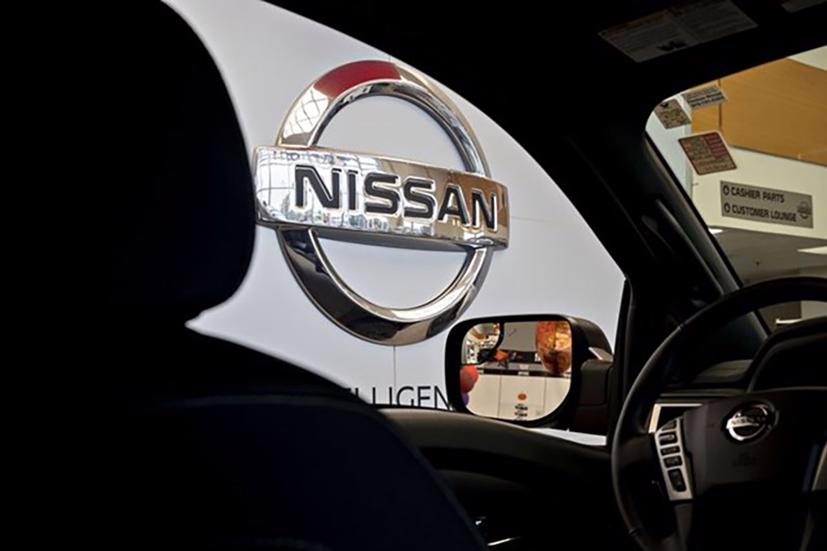 Logo của Nissan trong một showroom ở Tokyo, Nhật Bản - Ảnh: Bloomberg.