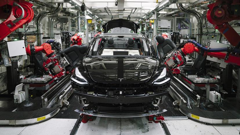 Bên trong một nhà máy của Tesla - Ảnh: thedrive.