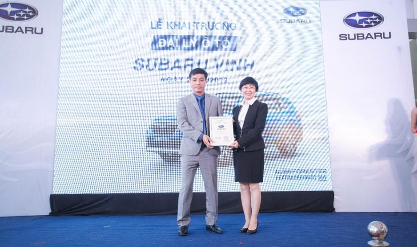 Bà Lê Thanh Hải trao giấy chứng nhận đại lý ủy quyền chính thức của Motor Image Việt Nam.