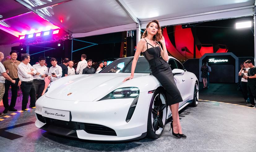 Siêu mẫu Thanh Hằng cùng mẫu xe thuần điện Porsche Taycan.