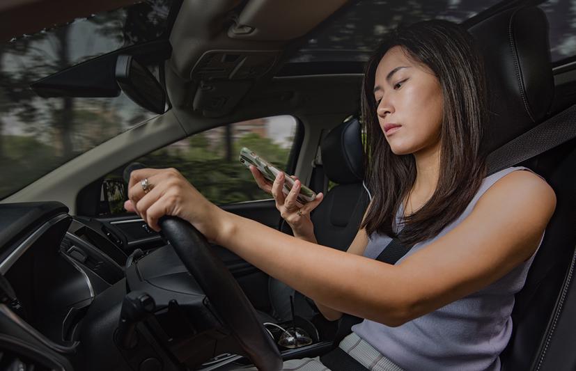 Hình ảnh được Ford sắp đặt để minh hoạ cho tình huống xao nhãng bởi sử dụng điện thoại khi lái xe.