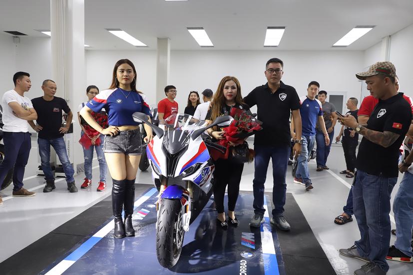 Nhiều khách Việt đã nhận xe ngay tại lễ ra mắt.